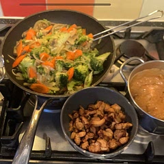 I made it without peas but with onion. I precooked the broccoli and carrots a bit. I added all ingredients in a bowl for oystersauce and stirred it. Then addid to vegetables. I served with rice, homemade satay sauce & chicken