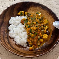 The serving is really big, I halved it and still ended up with left-overs. Otherwise, the recipe is easy to make, and very delicious. I swapped out the kale with coriander and it was still good.