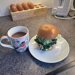 Little bit of lettuce and sriracha mayo🤤🤤