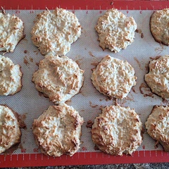 I've never made a macaroon before, so I don't have a reference. They look good tho