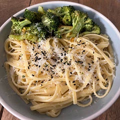 this recipe is one of my go-to meals. so easy and delicious. i love adding roasted broccoli on top, it just pairs so nicely 💗