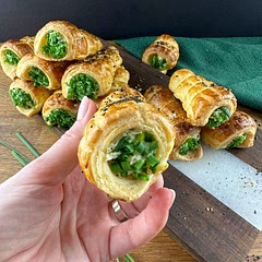 These turned out super yummy. 
Check the recipe source for the video instruction ✨
If using aluminium foil, choose the thick one, it will hold its shape better.
Fill free to use different filling ✨