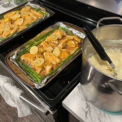 This was delicious. I loved the sauce (not pictured) to drizzle on top of the chicken and asparagus. I paired this with mashed potatoes. 🤤