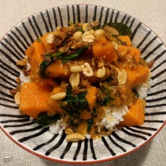 I used a red Thai curry paste and four heaped teaspoons.  Just the right amount of spice for me (mild).  Would go nicely with a coconut rice.
