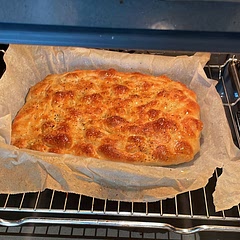 First time! Felt proud 😅 I think the focaccia didn’t grow as much as a I wanted because maybe I did a portion of 6 or the yeast wasn’t enough, but it was sooo goood! 

Definitely gonna do this again and my husband loveeed it♥️♥️💫
