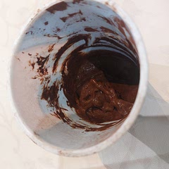 I had just use 1 banana and cocoa with out sugar and it is so sweet.
And it tastes like banana and chocolate ice cream