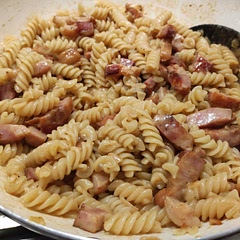 Very easy, fast and delicious pasta!
I added some onions and also meat since my bf is a carnivore 😅