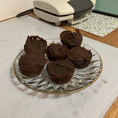 was a bit difficult for my blender to blend it properly and i probably shouldn't have started doing it after 10pm, might use a hand blender next time. looks like sh** but thats 100% my fault, tastes so good tho, the best thing I've baked so far