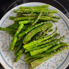 Sprayed with extra virgin olive oil and seasoned with lemon pepper .
Put in air fryer for 7 minutes @ 400°F