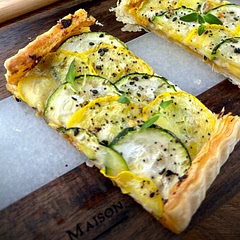 🍴🤤 Looking for a delicious and impressive dish? Try this courgette tart! With layers of sun-dried tomato pesto, gooey mozzarella, and tender courgette slices, every bite is a flavourful sensation. 

Check the recipe source for the video instruction✨