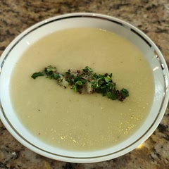 Para decorar se hizo un sazonador con pedacitos de pepino, albahaca, orégano y cilantro picado.  