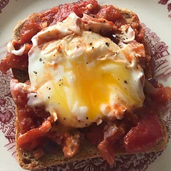 Very yummy and easy to make recipe, 
quick thing to whip up under 30 min!
I used chili flakes instead of chili peppers and served it with toast :)