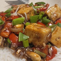Added red peppers and cashewnuts instead of peanuts. Will add more stock next time as i found it a bit dry.