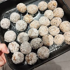 Absolutely delicious, I made two sorts and this recipe are the right ones on the photo. I coated mine in coconut shreds to make the peanut butter taste a bit less overwhelming (my partner is not a big PB fan but he liked it like this!!).