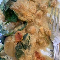 Pic looks gross but I promise it’s tasty! Nice creamy, spicy curry taste. I paired it with garlic naan bread, so freaking good! Also added spinach cuz da greens!
