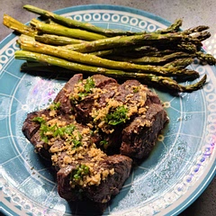 The white wine sauce did not thicken like I wanted it to, but overall it was delicious. Great flavors and cook on the steak.