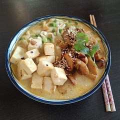 J'ai adoré cette recette, ça sentait si bon dans la maison, j'ai peu être eu un bouillon trop dilué ce qui fait que mon plat a manqué un peu de goût, mais les champignons marinés étaient vraiment excellents ! (Même en utilisant des champignons de Paris en conserve)