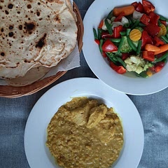 Unglaublich lecker! Mit ofengemüse und selbst gemachtem naan 😊 