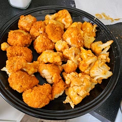 Decided to try this recipe to eat with my sister and it's a pretty good vegan friendly alternative! We ended up using a vegan buffalo sauce instead of the hot sauce, and added a bit to the coating to taste it more. 