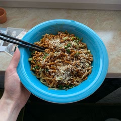 pretty nice for a quick noodle dish! (I think I put too much soy sauce) ((also I have not yet mastered the art of evenly distributing sesame))