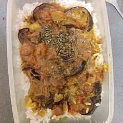 Gonna have this for lunch but I tasted a bit and I like the taste and smells nice too. I added some vegan stock powder and seasoned the aubergines so that really helped.