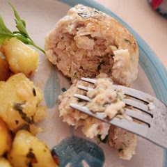 It's really tasty and simple to make! Instead of grating chicken yourself, you can just buy minced chicken. 