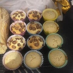 Super easy and very straight forward, no confusion at all. I've still gotta do the icing but that will have to wait until the morning 😴. My 7yro daughter wanted to put chocolate chips on half of them. 