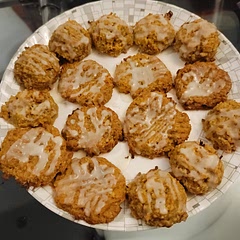This was pretty good although it really needed that glaze to take it up to that level where you want to eat more of it. Without the glaze, it just tastes healthy. 😂 Great alternative to sugar-rich cookies. Note that it doesn't spread (see more circular pieces). Had to flatten it so it cooks more evenly and gets those crispy edges. Love the generally soft  centers - I don't think it really crisps up unless you spread it thinly on the sheet and bake for at least 20mins.