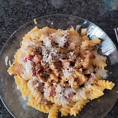 Eating it right now , it's really amazing ,very good and spicy ,I used kefalotiri cheese . Will definitely do it again 👍