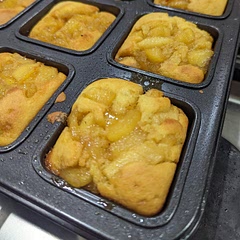 I had 5 smallish red apples that needed using up. Only tweaked the butter and sugar in the caramel and made it upside down for lunchboxes. They look beaut!