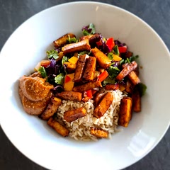 Just realised I forgot the peanut topping 🤦🏻‍♀️ I just pan fried the tofu in soy and sesame oil. Really tasty with the fresh mango salad and rich peanut sauce!