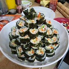 I made my gimbap for the first time last night! It's quite a victory for me since this was something I was a bit nervous to try. I didn't have all the perfect ingredients, but I decided to give it a go with what I had (cucumbers, carrots, crab and egg). I still have to work on my technique, but it wasn't too bad, if I do say so myself... ๐
๐