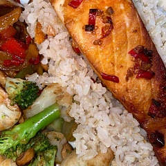 I stir fried the broccoli alongside some mixed bell peppers in the left over marinade. Definitely my favourite salmon recipe!
