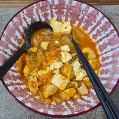 Super easy to cook, took under 30mins. Used chicken breast instead of pork, threw in sweet potato glass noodles which paired very well. Could have used a bit less gojuchang sauce as the flavour was a little heavier than I'm used to. 