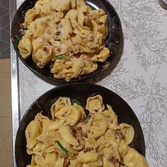 Cute the pea's, added more bacon, chives, some parmesan cheese 🧀 