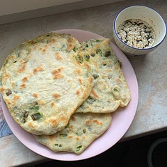 I love green onion, so this was just perfect. I used a recipe I saw on instagram where only cold water is added, it worked perfectly well.
my sauce is roughly the same with added honey and sesame seeds if anyone is wondering! :^
one last tip, make sure to roll them as thin as you can! they'll get too thick and won't cook through otherwise~