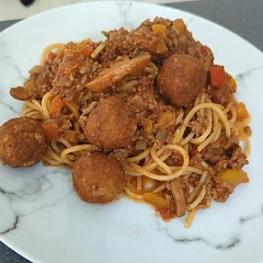 I doubled down on the measurements of beef to include a healthy amount of Bolognese. 

It was a fat decision. But the right one! 🤌🏻