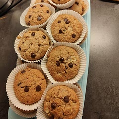 Habe auch noch extra Flüssigkeit hinzugefügt und Schokodrops gehen auch immer 👌🏼 Die Muffins sind wirklich sehr lecker. 