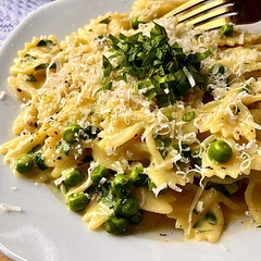 15 Minute Creamy Pea Pasta 