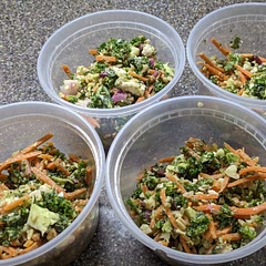 This made quite a bit. I think it's closer to 6. I had two large meals and this was leftover for meal prep. 