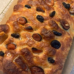 Made a dried fruit medley focaccia. Love it overall! The fruits were burnt so I probably should’ve soaked them first.