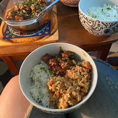 Totally gorgeous! Even impressed my asian-food-connoisseur father 🥳

Served three people with an added dish of scrambled eggs and tomato.