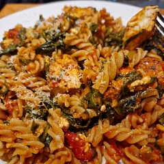 Hab es mit gefrorenen spinat gemacht, weil kein Brokkoli da. Hab fast 2 Dosen Tomaten verwendet, weil sonst zu wenig soße...war sehr lecker. Zuviel gegessen, 2 ganze Teller ( hab auch mehr Nudeln gekocht (ca 300-350 g) für 2 Personen 