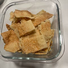 This crackers recipe turned out, crispy and delicious. Next time I make them I’m going to add a pinch of sweetener with cinnamon.