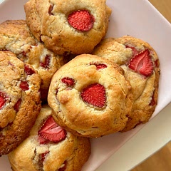 great recipe! I added way more strawberries because 80g is such a tiny amount, added 50g less of sugar and they were still wert sweet! for the next time I would add less baking soda ☺️