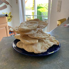 success! 
I now have this adorable pita bread mountain :3
highly recommend the oven method, it worked flawlessly and I honestly didn't expect them to turn out that perfect! can't wait to munch 'em up.