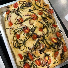 Had basil strips, red onion and tomato on mine. I just wished my onions didnt brown so fast if not I’d push the bake time to get even more browning. Maybe no onions for me next time :)