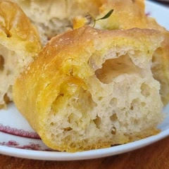 Great recipe. This was my first foccacia ever and the recipe is really easy to follow and not too long. It was so good I was amazed and so were my guests. Thx for this recipe <3