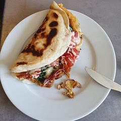Ich habe nicht gewusst wie viele Eier 150g sind und habe dann dadurch zu viele genommen und dadurch ist die Hitze nicht so gut durchgegangen und der Wrap ist etwas verbrannt, also wäre eine genauere Angabe diesbezüglich hilfreich, sonst super