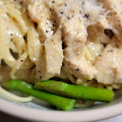 Cooked the chicken in the cast iron, then deglazed the pan with a bit of white wine. Then added all the remaining ingredients. It was so freash and comforting 